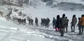 Ağrı'da kar nedeniyle iş makinesi uçuruma yuvarlandı: 3 ölü, 1 kayıp