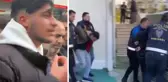 Sokak röportajı sırasında 