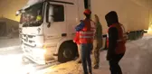Karla kaplı Şırnak'ta yol açma çalışmaları devam ediyor