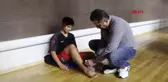 Sağlık memuru spor müsabakalarında kitap okuyarak zaman geçiriyor