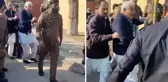 Pakistan'da tutuklanan eski Dışişleri Bakanı Kureyşi'yi polisler yaka paça götürdü
