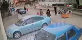 Hırsızların bina mazgallarını çaldığı anlar kamerada