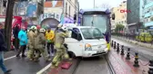Karaköy'de Tramvay Kamyonete Çarptı