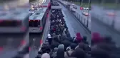Altunizade metrobüs durağında insan seli