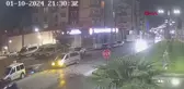 Ehliyetsiz sürücü minibüsle motokuryeye çarptı, yaralı var