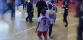 Futsal müsabakası, meydan kavgasına döndü... O anlar kamerada