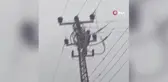 Elektrik direğine çıkan şahıs akıma kapıldı...O anlar kamerada