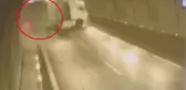 Tır kontrolden çıktı, tünel savaş alanına döndü! Korkunç kaza kameralarda