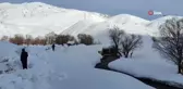 Şemdinli'de yol açma çalışması devam ediyor