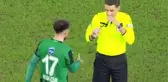 Maçın bitişiyle hakeme elini uzatıp sonra tokalaşmaktan vazgeçen Sakaryasporlu futbolcu kırmızı kart gördü