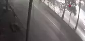Yolun karşısına geçmeye çalışırken 2 otomobilin altında kalıp hayatını kaybetti...O anlar kamerada