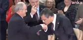 CHP Genel Başkanı Özgür Özel, Yılmaz Büyükerşen'in elini öptü