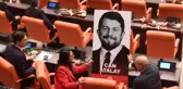 Can Atalay kararı öncesi Meclis'te tansiyon yükseldi! Sıraları yumruklayan vekiller divana yürüdü