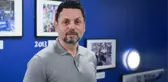 Erol Bulut Fenerbahçe'nin yıldızı Lincoln Henrique'ye formayı giydiriyor