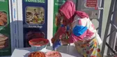 Depremzede gelin ve görümce yöresel yemekler yaparak aile ekonomisine katkıda bulunuyor