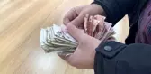 Cami önünde dilenen dilenci, bir saatte 873 lira para topladı