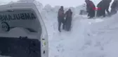 Yoğun kar yağışı altında doğum yaptı
