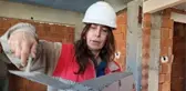 Aylık 60 bin liraya usta bulamayan müteahhit, inşaatta çalışmaya başladı