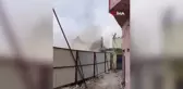 4 katlı bina iş makinasının darbesiyle yerle bir oldu