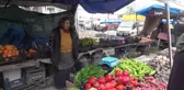 Pazarda maydanoz satarak biriktirdiği kira parası çalınan depremzede kadın ev sahibiyle icralık oldu