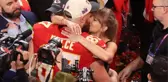 Süper Bowl'da romantik anlar! Taylor Swift, şampiyonluk kutlamasında sevgilisini öpücüklere boğdu