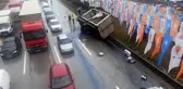 Ankara'da boya yüklü kamyon devrildi, yol maviye boyandı