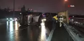 Bağcılar TEM Otoyolu'nda mıcır yüklü kamyon bariyerlere çarpıp yan yattı