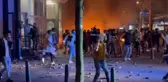 Hollanda'nın Lahey kentinde sığınmacılar ayaklandı! Polis araçlarını ateşe verdiler