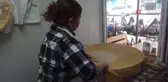 Depremde iş yeri yıkılan abla kardeş konteyner iş yerinde hizmet veriyor