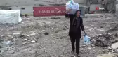 Üniversitede okuyan 2 evladını karton ve plastik malzeme toplayarak okutuyor