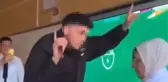 Öğretmenin karşısında dans edip sosyal medya için video çektiler
