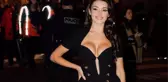 Hande Erçel, dekolteli kıyafetiyle Paris Moda Haftası'nda fırtınalar estirdi