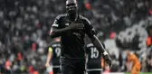 Beşiktaş'ta neler oluyor? Derbide ıslıklanan Aboubakar, yönetime resti çekti
