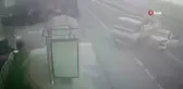 Ayvalık'ta U dönüşü yapmak isteyen kamyonetle otomobilin çarpıştığı kaza kamerada