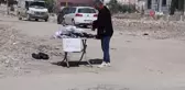 Depremde yıkılan şehrin sokaklarında hayat mücadelesi