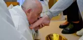 Papa Francis, Paskalya Yortusu kapsamında 12 kadın mahkumun ayaklarını yıkadı