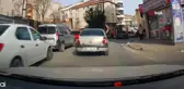 Seyir haindeki araçtan kedinin üzerine şişe attı: O anlar kamerada