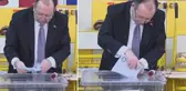 YSK Başkanı Yener de aynı dertten muzdarip! Zarfı sandığa atarken bir hayli zorlandı