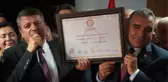 CHP'nin 47 yıl sonra aldığı Adıyaman'da Abdurrahman Tutdere mazbatasını aldı