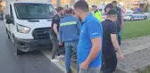 Motosiklet sürücüsü kamyonun altında kaldı