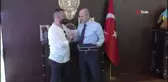 Çay içtiği masadan kalkarak şüpheliyi yakalayan vatandaşa Emniyet Müdürü'nden ödül