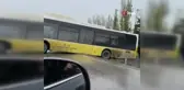 Büyükçekmece'de İETT otobüsü yağışın etkisiyle kayarak bariyerlere çarptı
