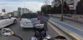 Şerit dışından giden kuryeye polisten uyarı: 'Üç kuruş için canını tehlikeye atma'