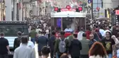Taksim'de test sürüşüne çıkan akülü nostaljik tramvaya vatandaşlar yoğun ilgi gösterdi