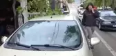 Şiddetli rüzgara dayanamayan ağaç otomobilin üzerine düştü