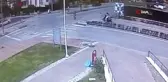 Motosiklet ile otomobil çarpıştı: Göz göre göre gelen kazada kamerada Dakikalarca bekledi, dikkatsiz çıkışı hastanede bitti