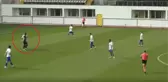 Türkiye'nin konuştuğu maçtan kafa karıştıran görüntü! Son dakika gole giden futbolcunun üzerine yürüdüler