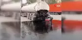 Kazaya karışan tankerin deposu delindi, litrelerce yağ oluk oluk yollara aktı