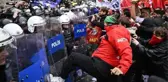 1 Mayıs'ta polis kalkanlarını tekmeleyen sosyal medya fenomenine gözaltı! Ardından hayır simidi dağıttılar
