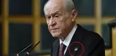 Devlet Bahçeli, grup toplantısına Karagümrük'ün rozetiyle çıktı